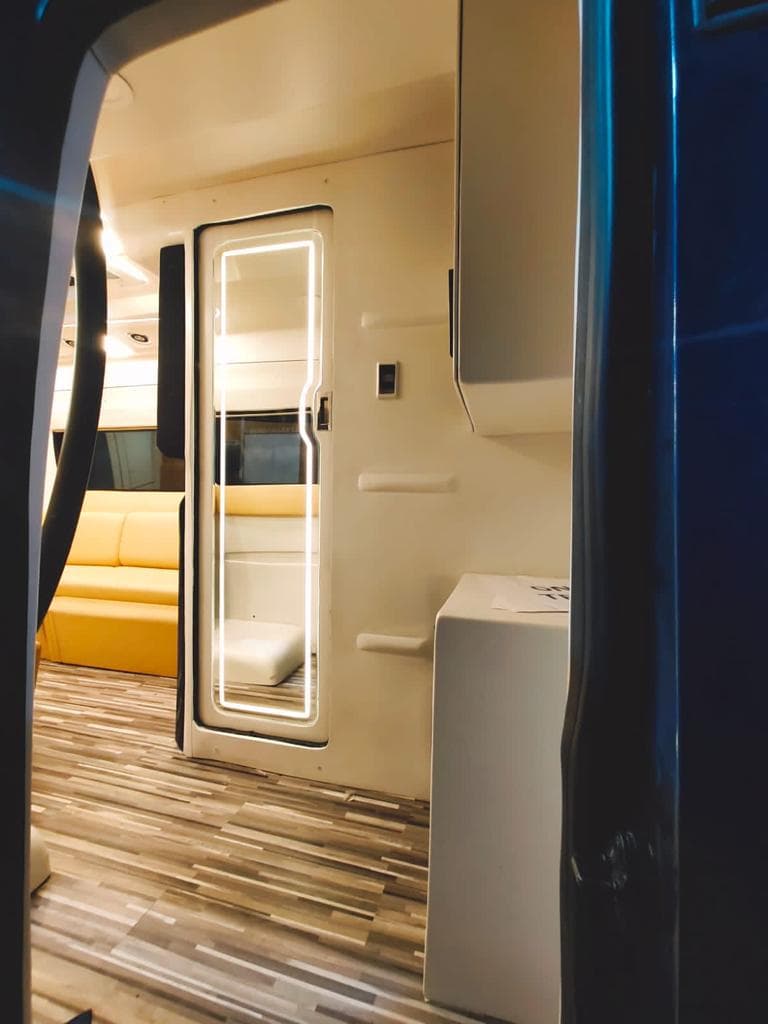 12 Seater Maharaja Tempo Traveller — photo 1